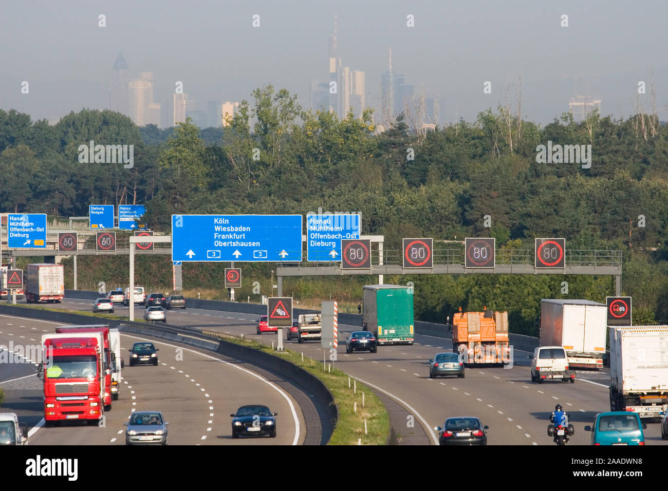 Autobahn A3 auf Höhe Rodgau, im Hintergrund die Skyline von Frankfurt am Main Foto Stock