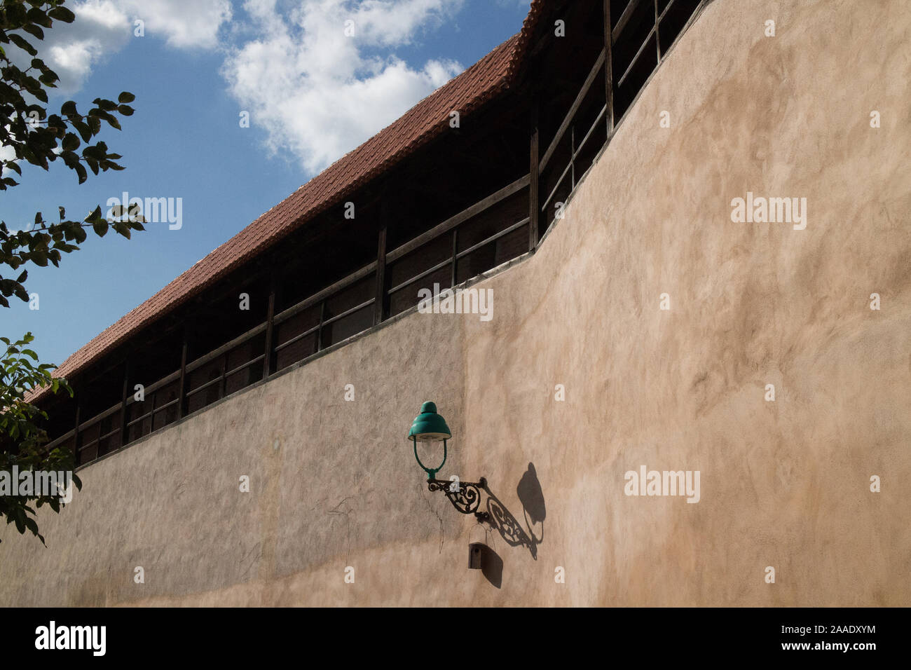 Una sezione del muro della città e la passerella, Nördlingen, Baviera, Germania meridionale Foto Stock