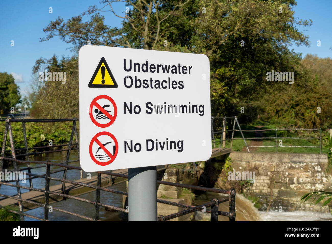 Primo piano di ostacoli subacquei nessun nuoto nessun cartello di avvertimento per le immersioni accanto a un pericolo d'acqua del fiume pericoloso Inghilterra Regno Unito Regno Unito Gran Bretagna Foto Stock