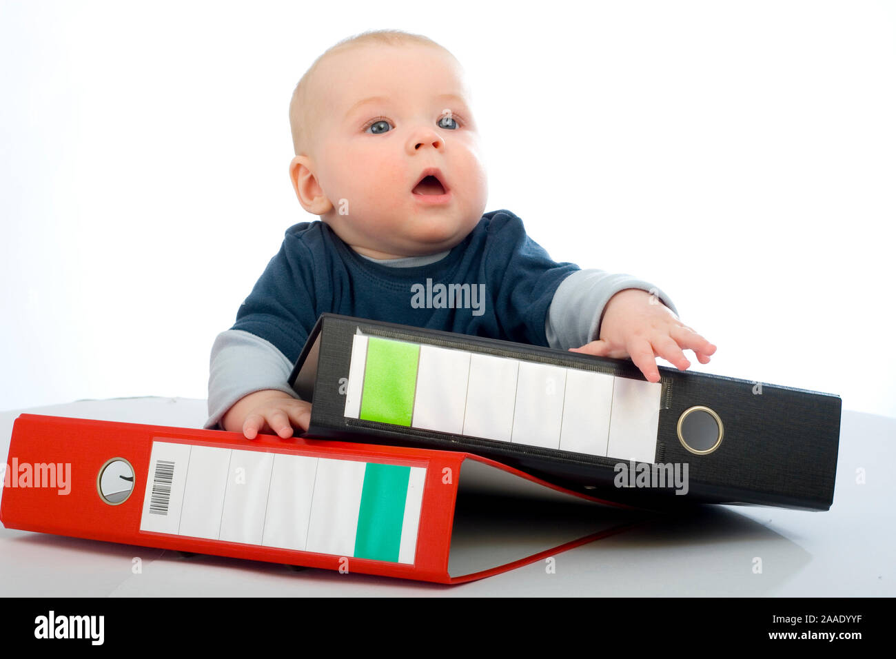 Junge sechsjähriger mit Aktenordnern (MR) Foto Stock