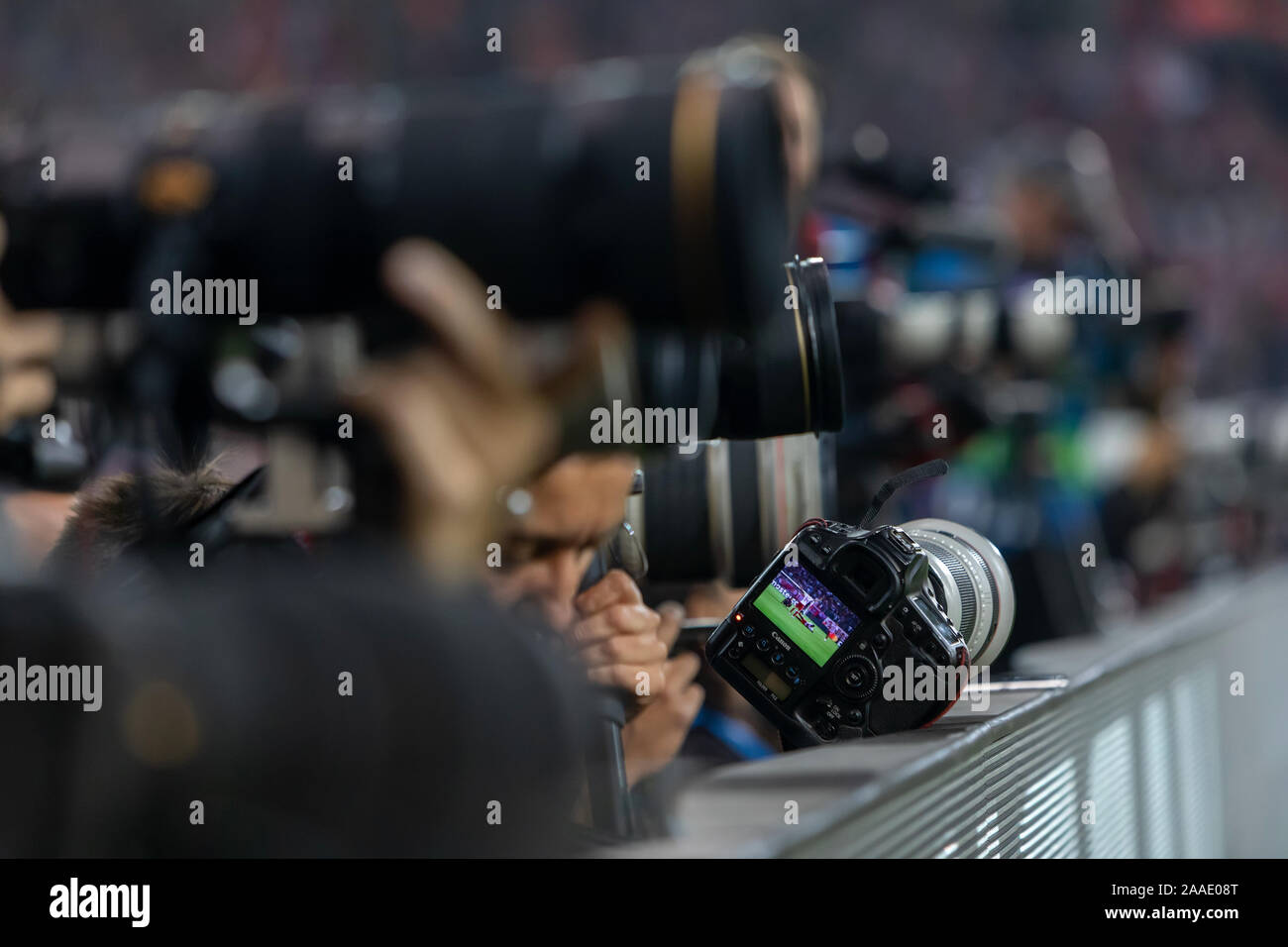 Pireo, Grecia - 22 Ottobre 2019: fotografi durante la UEFA Champions League tra Olympiacos vs Bayern a Georgios Karaiskakis stadium Foto Stock