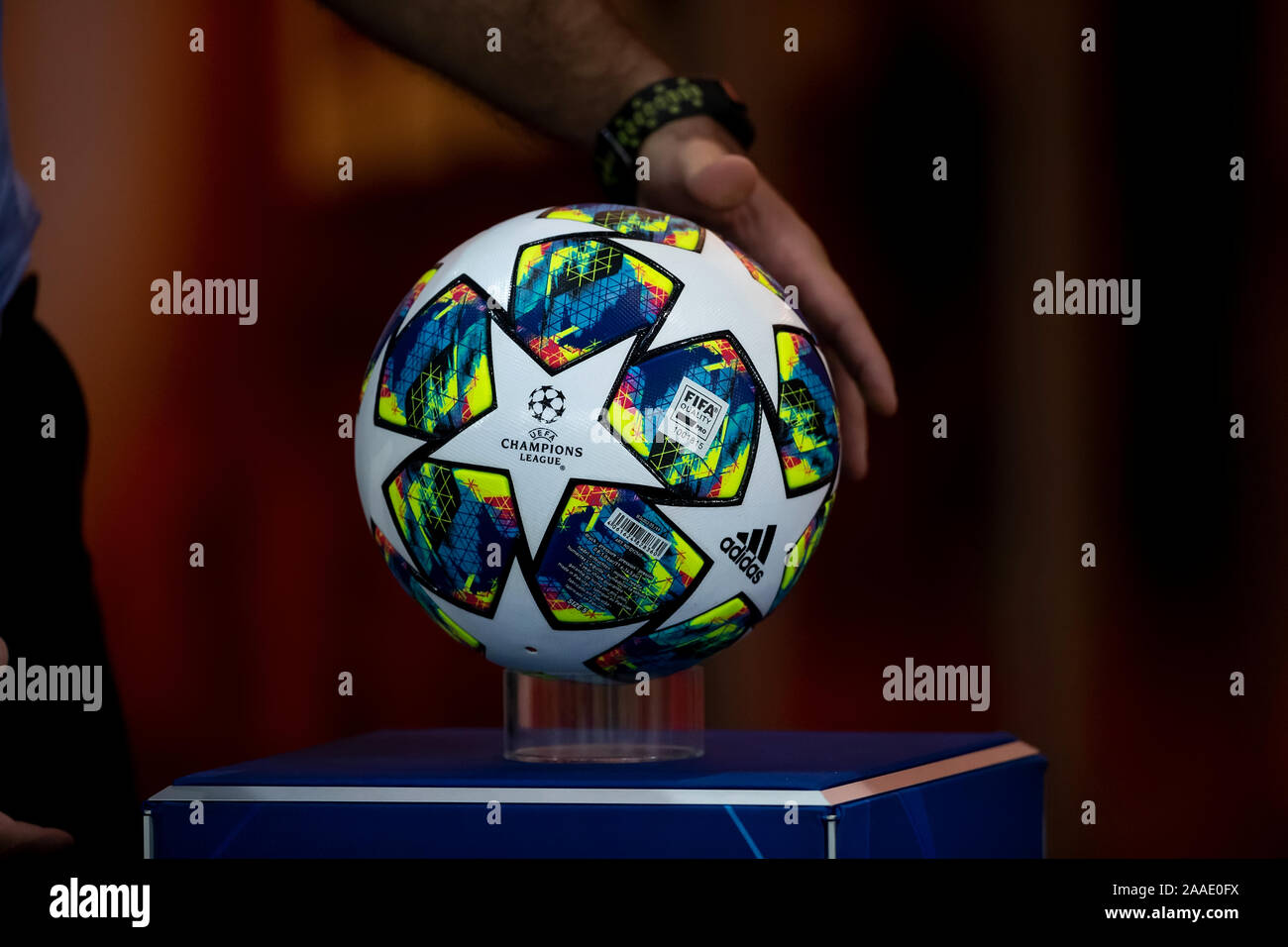 Pireo, Grecia - 22 Ottobre 2019: la sfera della Champions League su un piedistallo di close-up durante la UEFA Champions League tra Olympiacos v Foto Stock