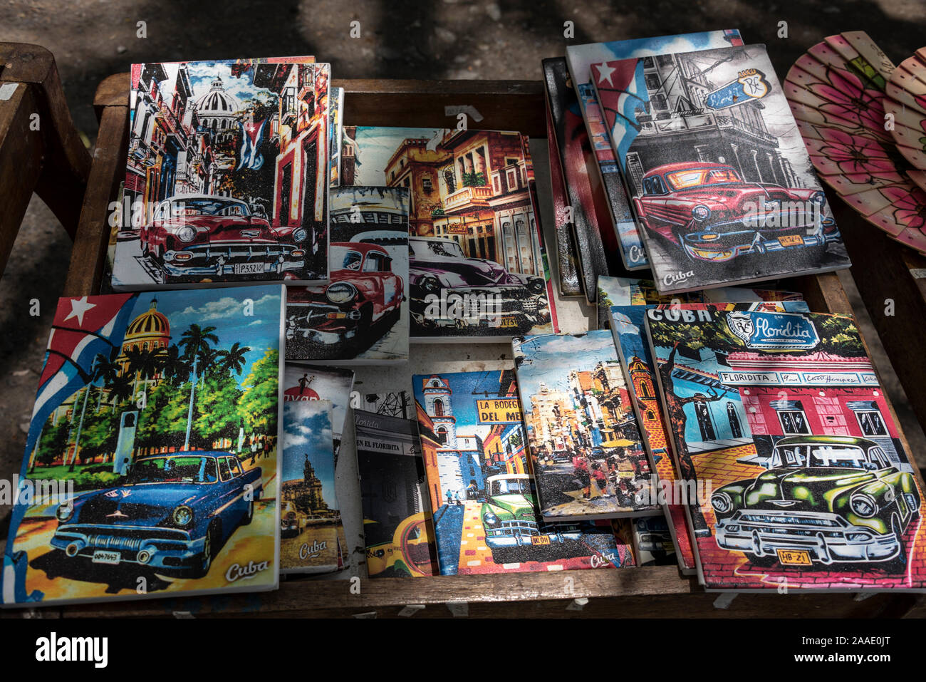Set di piccole stampe su tela in vendita al Mercado de Artesanos - il mercato dell'artigianato cubano e dei souvenir in Avenida 23, Vedado, l'Avana, Cuba. Foto Stock
