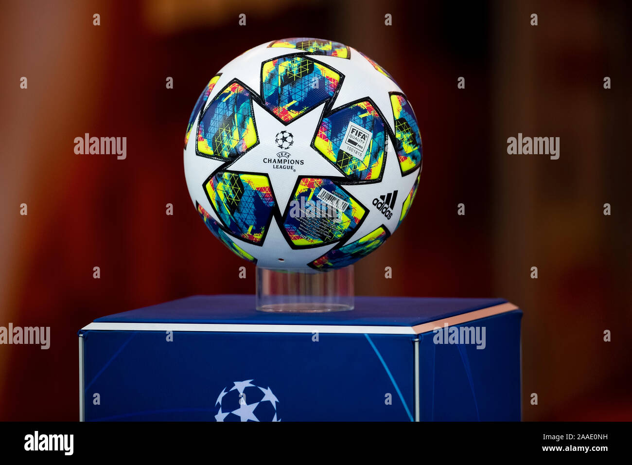 Pireo, Grecia - 22 Ottobre 2019: la sfera della Champions League su un piedistallo di close-up durante la UEFA Champions League tra Olympiacos v Foto Stock