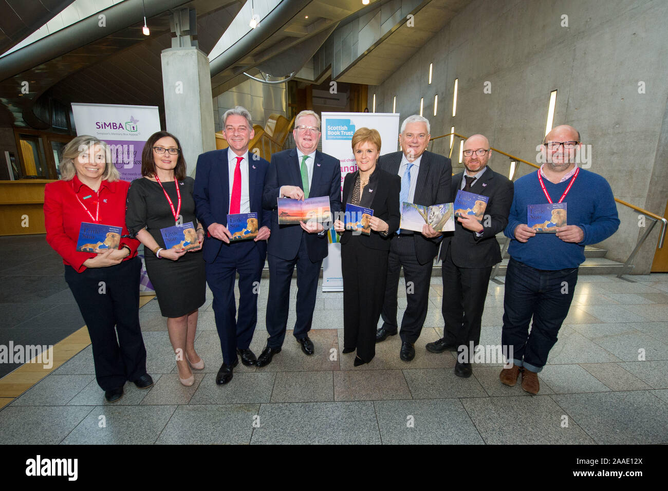 Edinburgh, Regno Unito. Il 21 novembre 2019. Nella foto: (centro) leader di partito: Richard Leonard MSP; Jackson Carlaw MSP; Nicola Storione MSP; Mike boati MSP; Patrick Harvie MSP. SiMBA e il parlamento scozzese hanno organizzato un photocall: 'SiMBA libro per la Settimana del Libro Scozia' per celebrare l'inclusione della mia piccola Star, una bella immagine libro di Mark Sperring (autore) e Nicola o' Byrne (Illustrator) nella nostra memoria di SiMBA caselle durante la Settimana del Libro Scozia 2019 (18-24 novembre). La mia piccola stella è un regalo alle famiglie in lutto purtroppo colpite dalla perdita del bambino. Credito: Colin Fisher/Alamy Live News Foto Stock