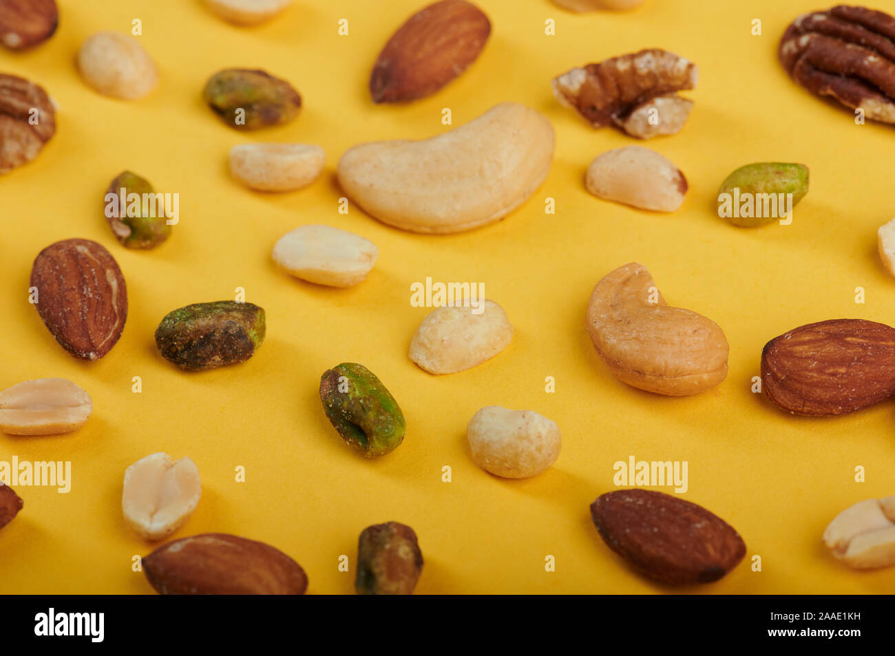 Brown dry dadi giallo su sfondo appartamento vista ravvicinata Foto Stock