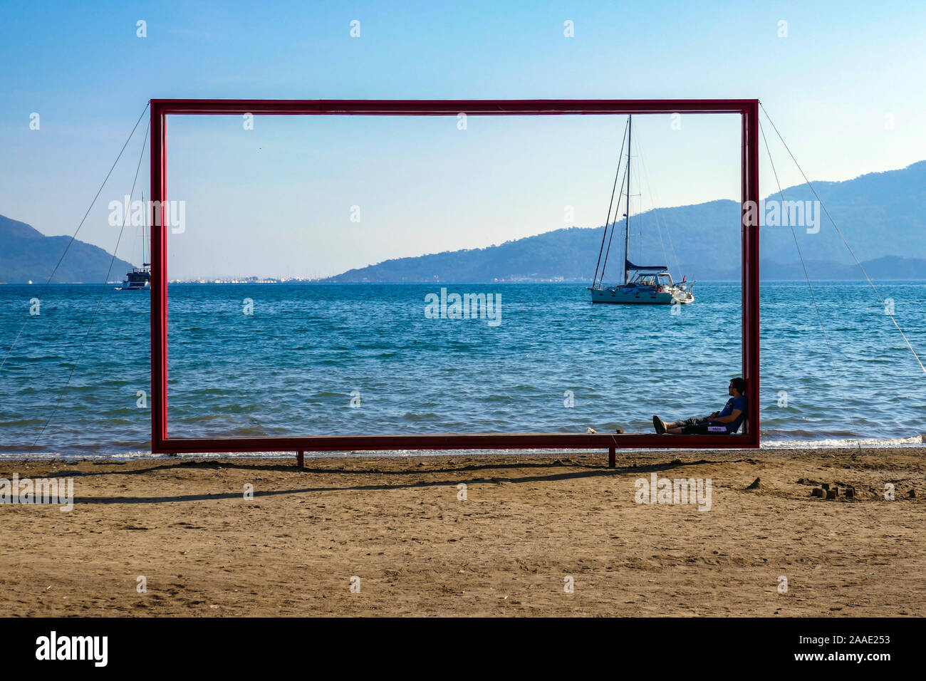 Telaio con la figura e yacht, spiagge di autunno a Marmaris holiday resort, Mugla, Turchia, Mare Mediterraneo Foto Stock