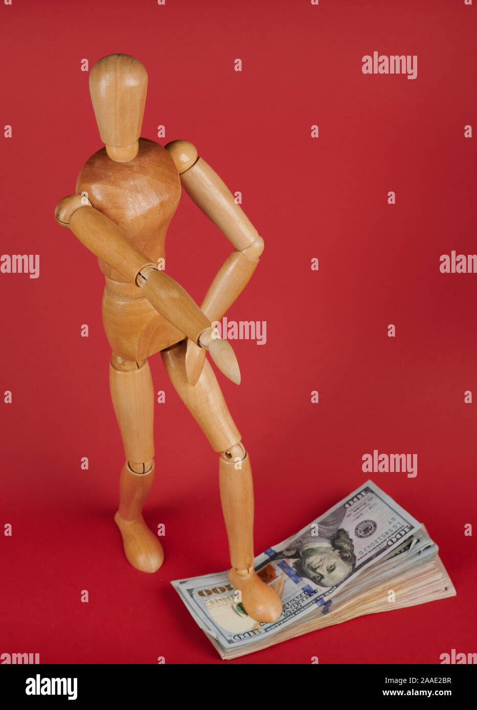 Uomo con stand di handshake su dollar pila di denaro Foto Stock