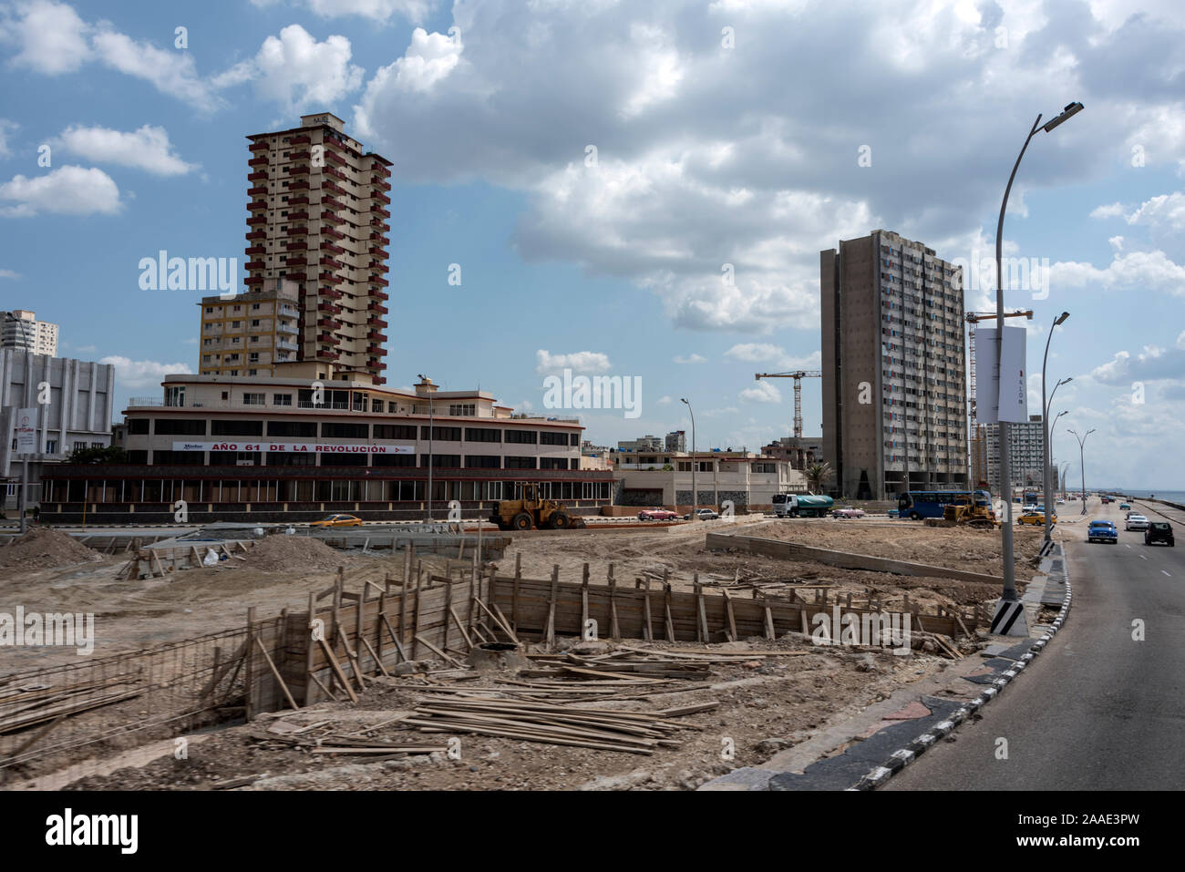Nuovo sviluppo alberghiero lungo la carreggiata duello lunga 4 km, El Malecon, di fronte al mare a l'Avana, Cuba. Con un'industria turistica in espansione a Havan Foto Stock