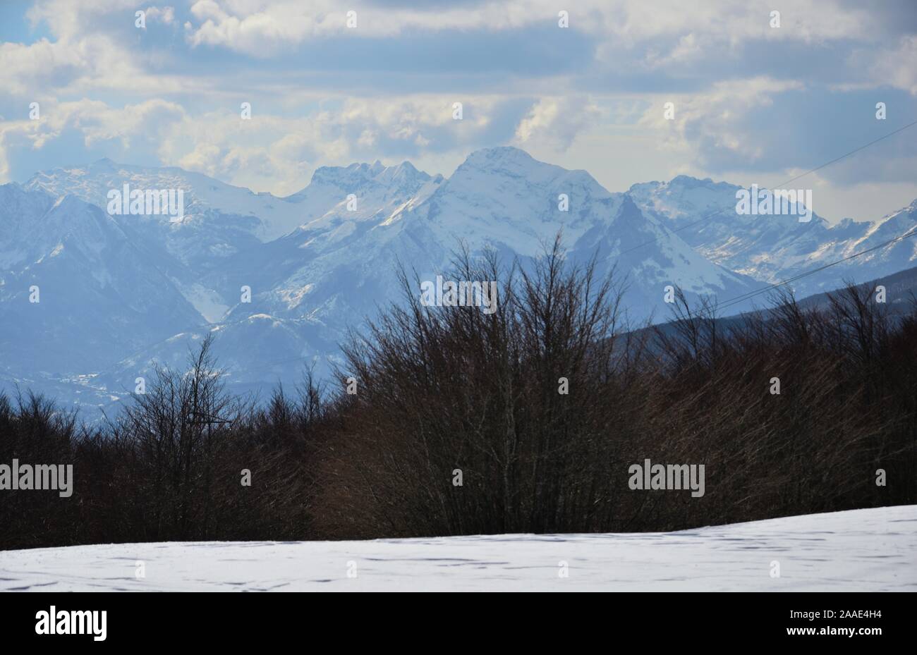 Montagne innevate all'orizzonte Foto Stock