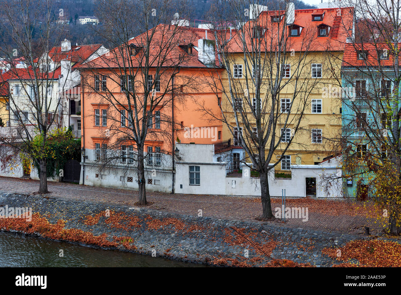 Vista di case colorate con tetti rossi sulla riva del fiume Vltava nella Città Vecchia di Praga in inverno. Foto Stock