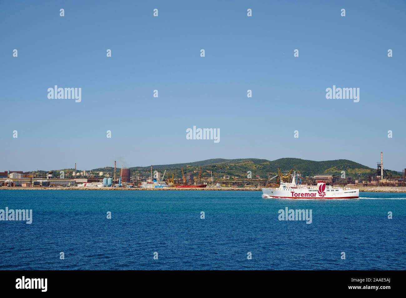Il porto industriale comune di Piombino e un arrivando Toremar per i passeggeri dei traghetti nel porto di Livorno Italia Europa Foto Stock