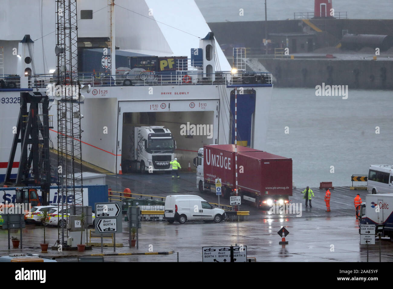 La Stena Line traghetto in fase di scarico a Rosslare Europort in Co Wexford dopo 16 persone sono stati scoperti in un rimorchio a tenuta stagna sulla nave a vela da Francia. Foto Stock