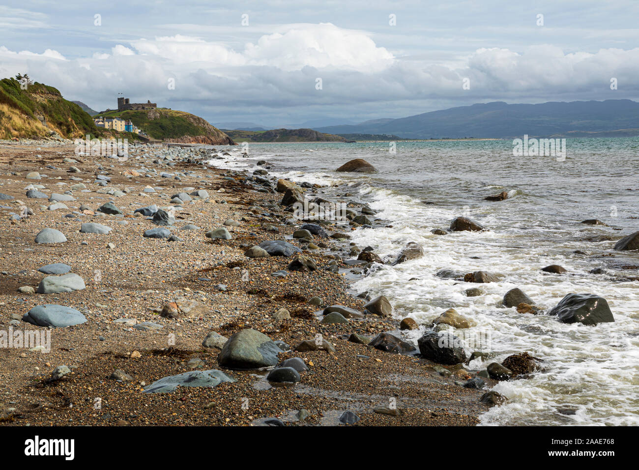Vista verso est lungo la costa della penisola di Llŷn verso Criccieth, Gwynedd, il Galles del Nord Foto Stock