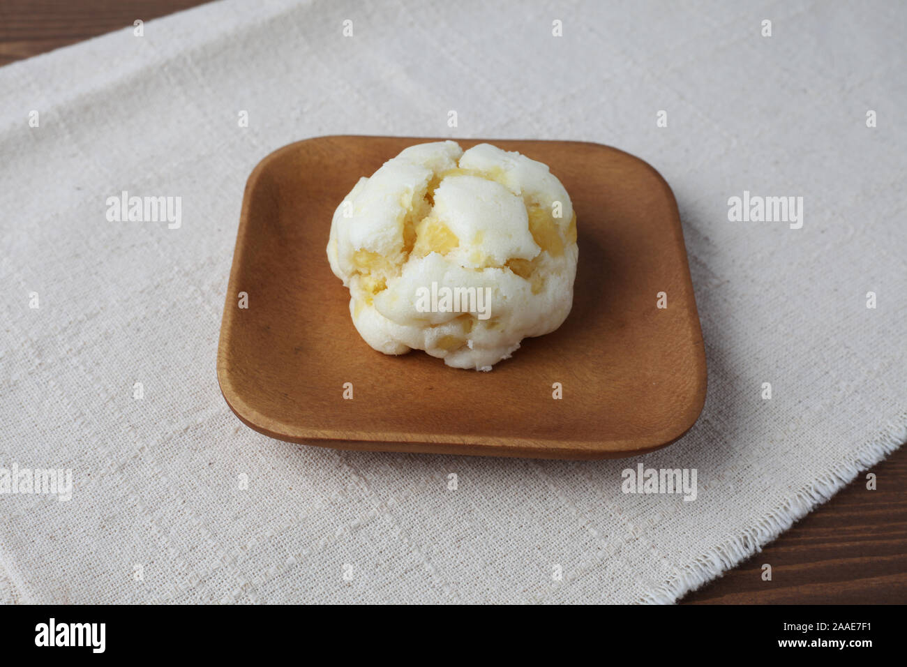 Patate dolci cotti al vapore torta di pane oniman sul piatto di legno isolata sulla tabella Foto Stock