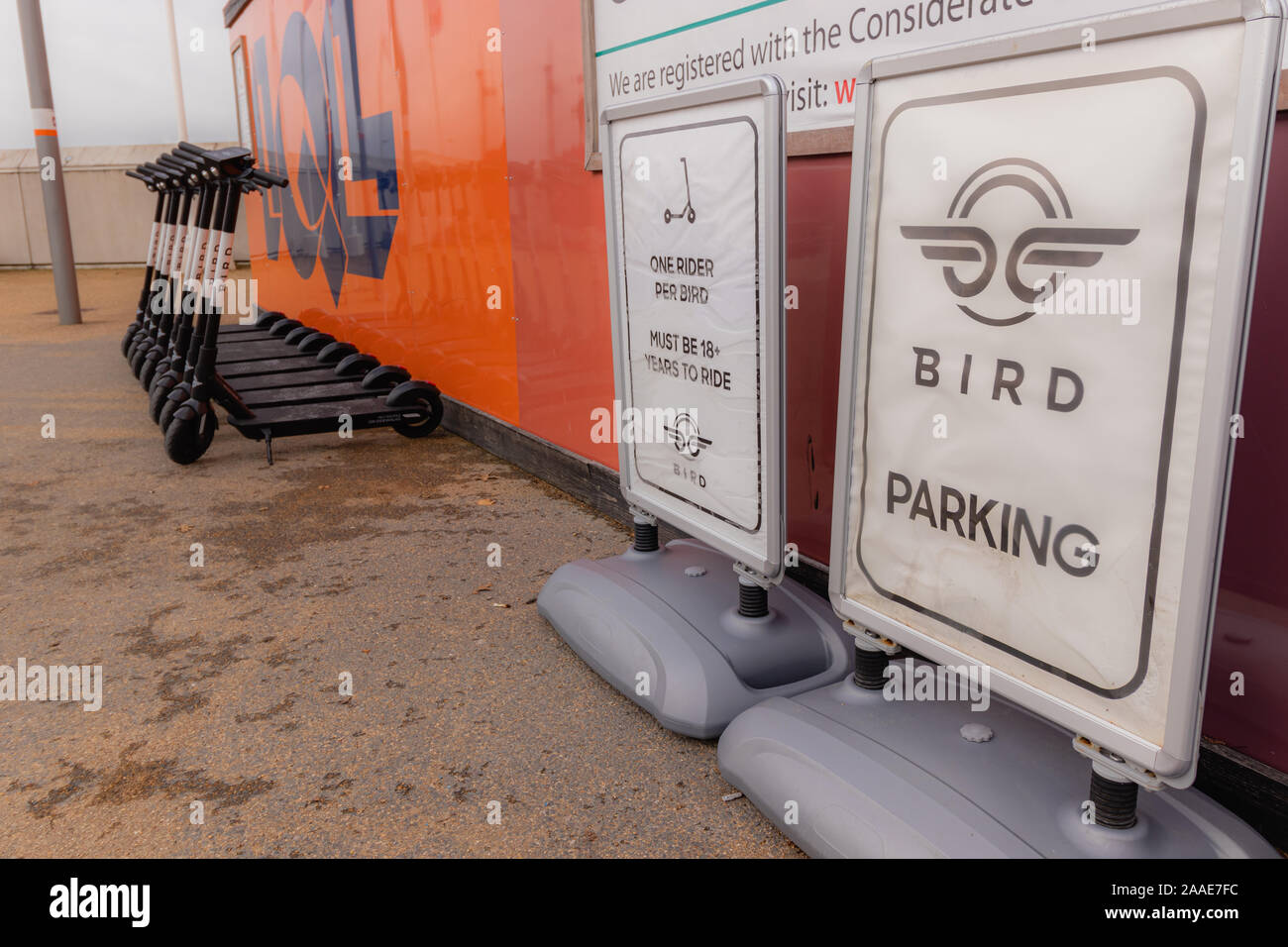 Stratford, Londra - Novembre 8th, 2019: scooter elettrici parcheggiato al Westfield Shopping Centre Foto Stock