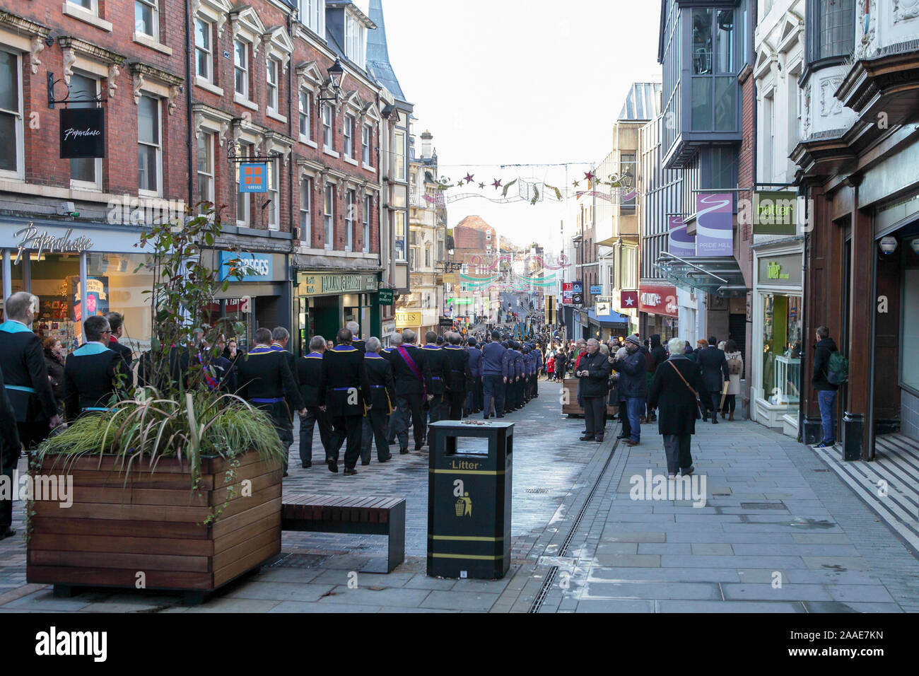 Militari, dignitari e persone provenienti da tutti i Shrewsbury frequentando ricordo Domenica a Shrewsbury. Visto qui sfilando all orgoglio Hill. Foto Stock