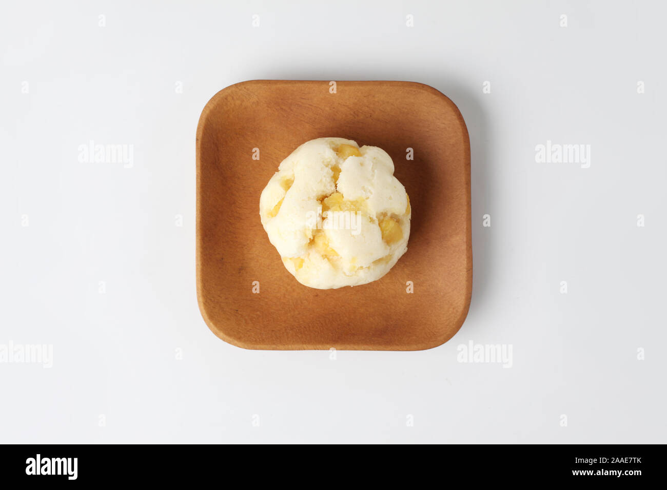 Patate dolci cotti al vapore torta di pane oniman sul piatto di legno isolato su sfondo bianco Foto Stock