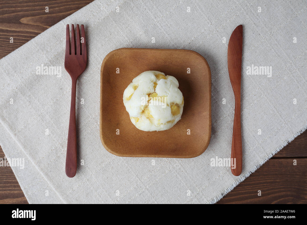 Patate dolci cotti al vapore torta di pane oniman sul piatto di legno isolata sulla tabella Foto Stock