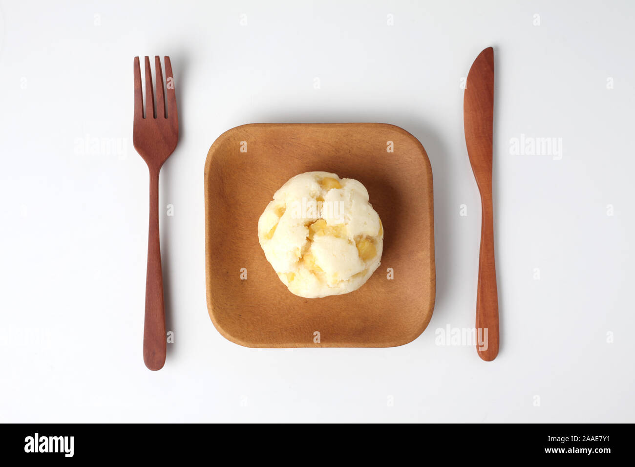 Patate dolci cotti al vapore torta di pane oniman sul piatto di legno isolato su sfondo bianco Foto Stock