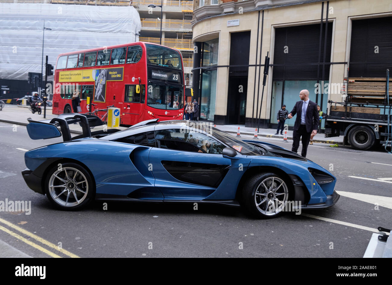 McLaren Senna auto blu che viene erogato al concessionario di Knightsbridge di Londra. La guida su strada Foto Stock