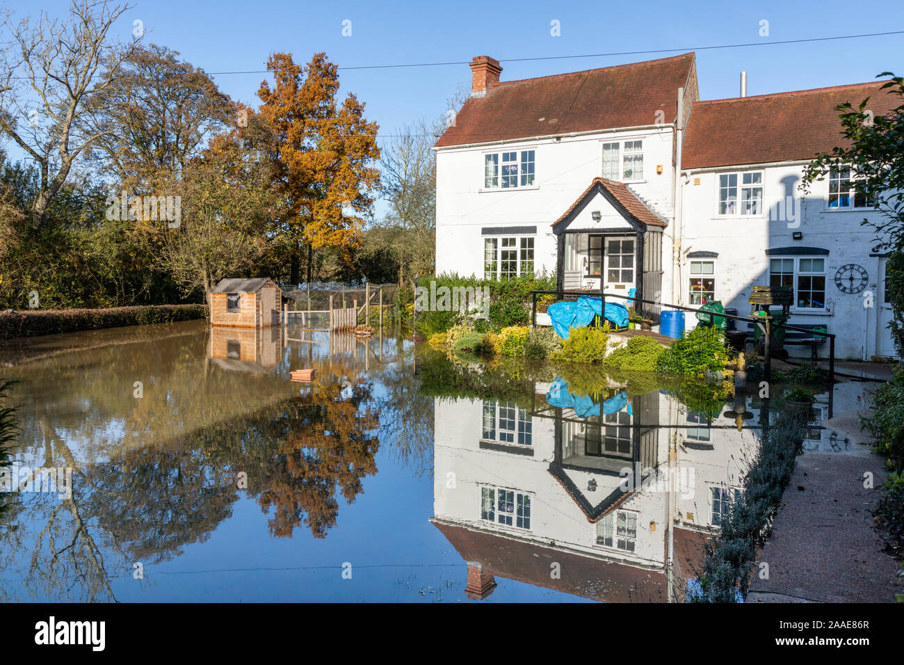 Un cottage circondato dall'alluvione del fiume Severn in Gabb Lane Near Severn Vale villaggio di Apperley, GLOUCESTERSHIRE REGNO UNITO su 18/11/2019 Foto Stock
