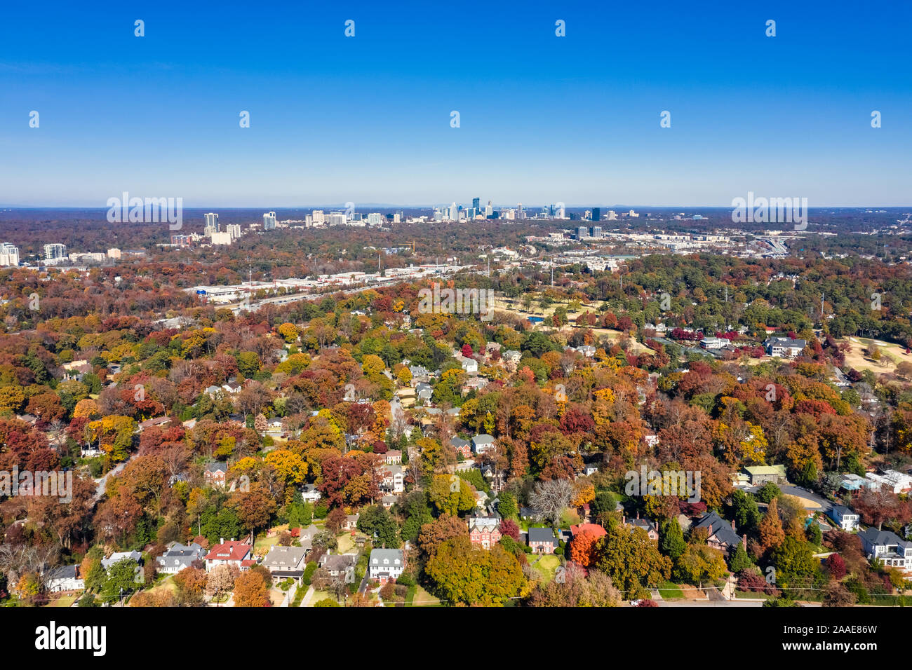 Fotografia aerea di case in Midtown Atlanta durante la caduta con Buckhead edifici in background Foto Stock