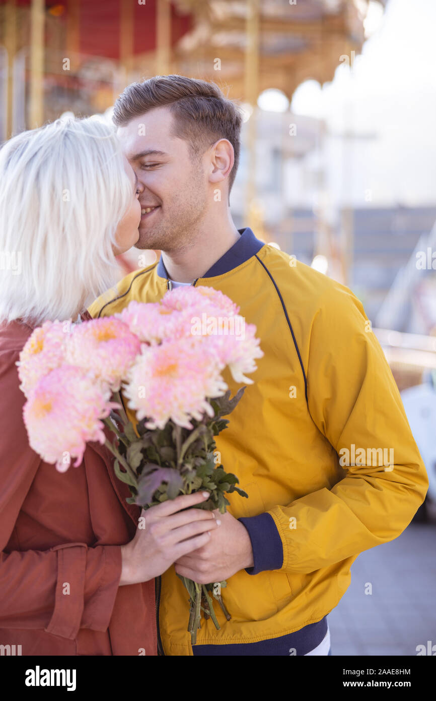 Amare giovane riunione prima della loro nuova data Foto Stock