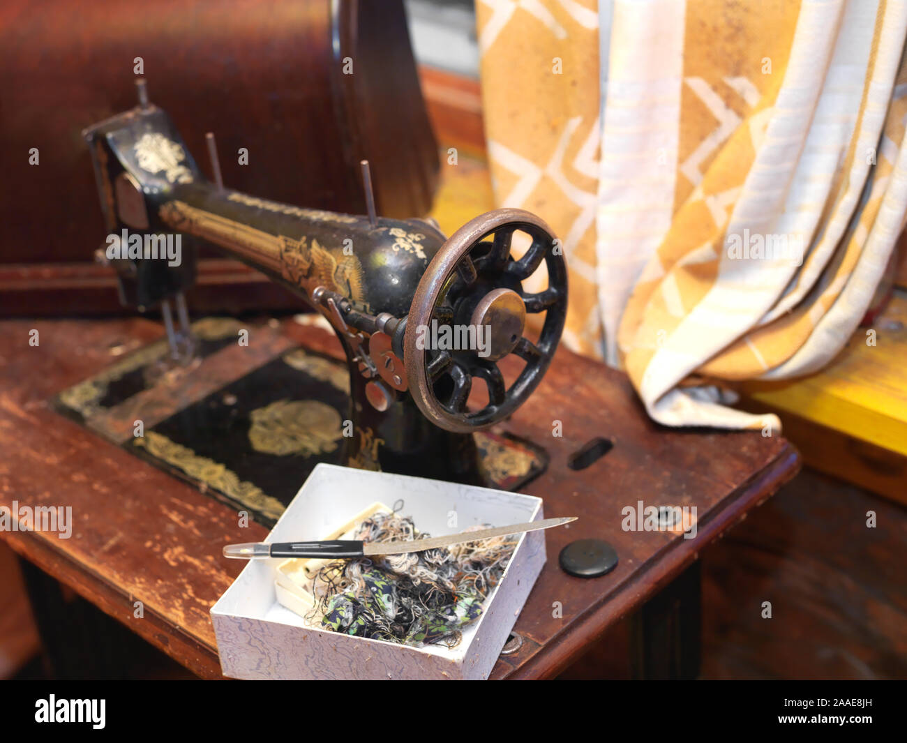 Vintage macchina da cucire e box con filettature, interni di close-up Foto Stock
