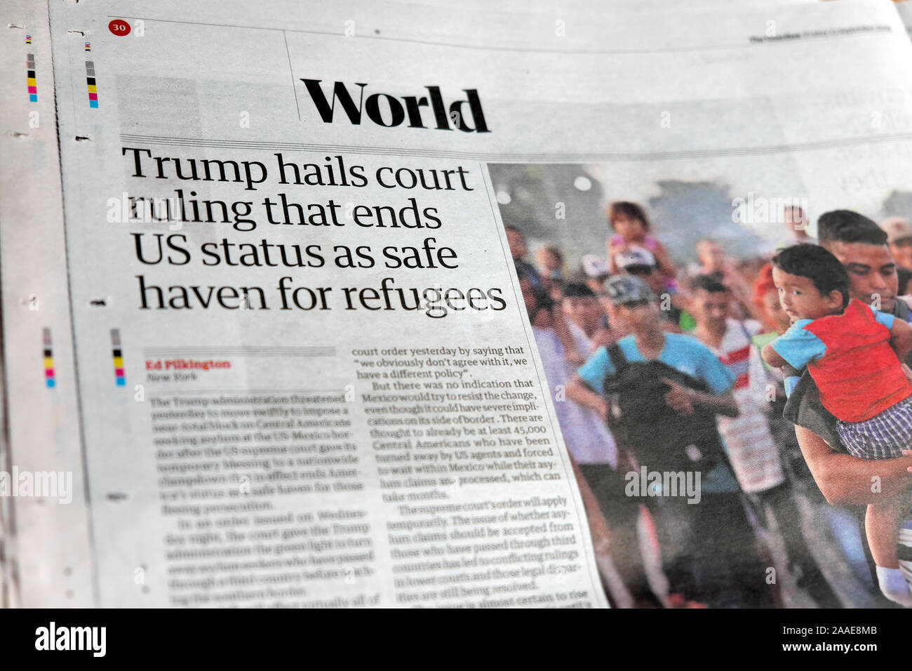 "Trump esalta la sentenza della Corte di giustizia che termina a noi lo stato come un rifugio sicuro per i rifugiati" Titolo articolo sezione del mondo all'interno di pagine del quotidiano Guardian London REGNO UNITO Foto Stock
