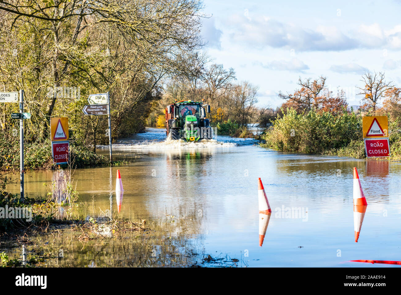 Un trattore rendendo il suo modo attraverso inondazione dal fiume Severn sulla B4213 sull'approccio alla Haw ponte in prossimità di Severn Vale villaggio di Apperley, Foto Stock