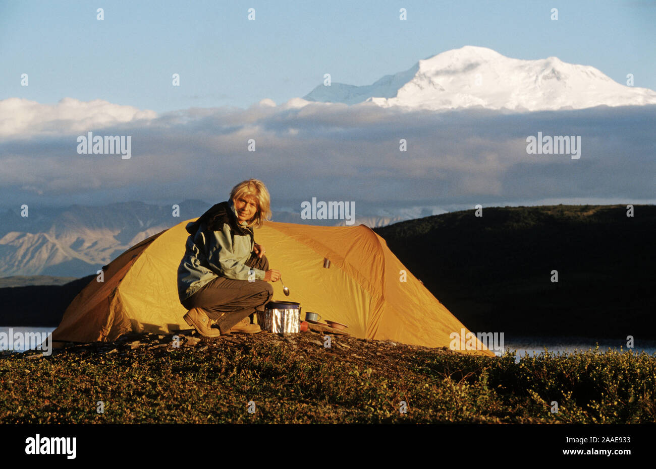 Campen vor dem höchsten Berg Nordamerikas, dem Mt. McKinley im Denali N.P. - Alaska Foto Stock