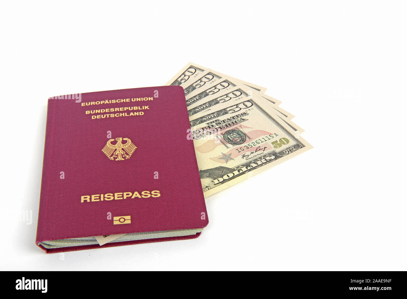 Mehrere 50 Dollarscheine, Reisepass Bundesrepublik Deutschland, Symbolbild Reiseplanung Foto Stock