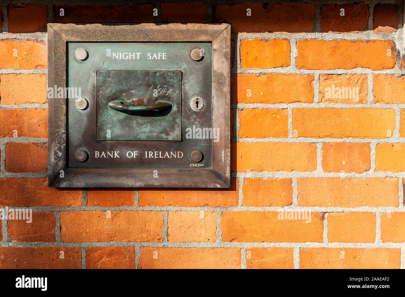 Cassaforte notturna sulla parete di una banca di filiale in Irlanda a Skibbereen, West Cork, Irlanda. Foto Stock