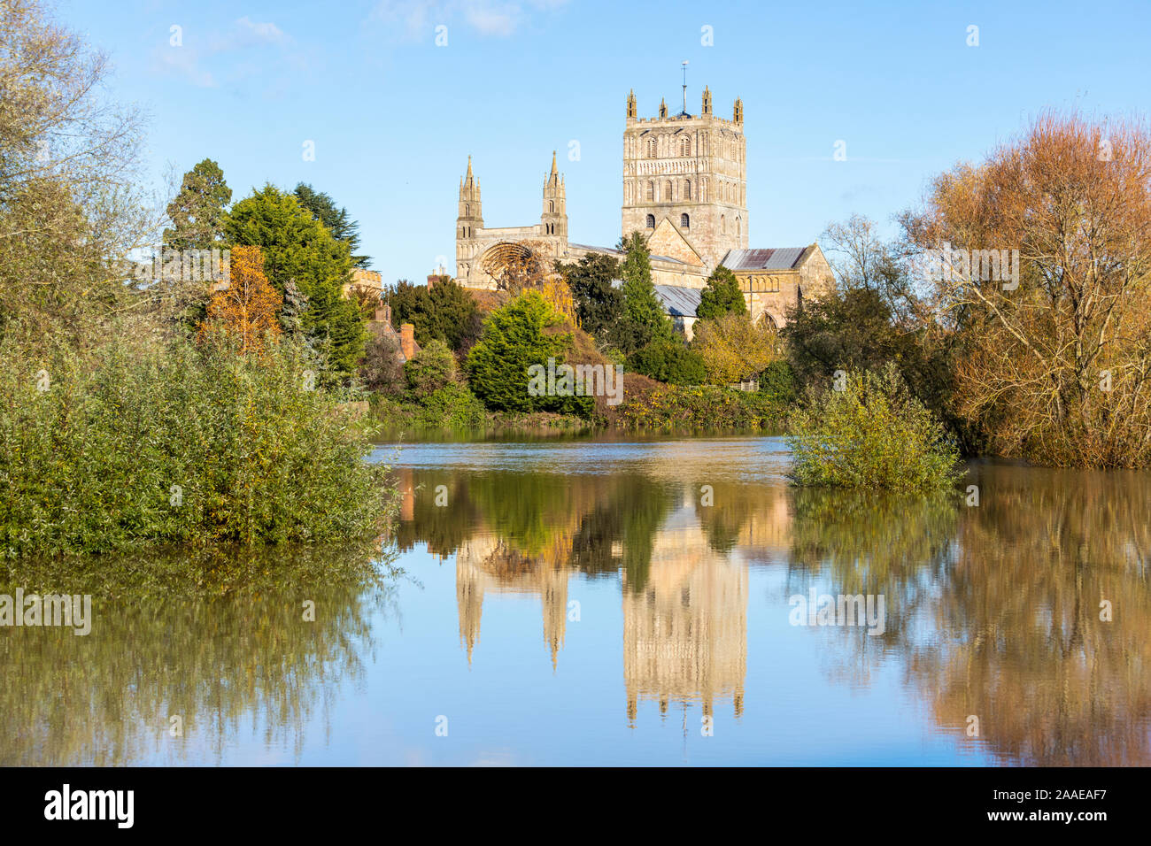 Tewkesbury Abbey riflessa in alluvioni su 18/11/2019. Tewkesbury, Severn Vale, GLOUCESTERSHIRE REGNO UNITO Foto Stock