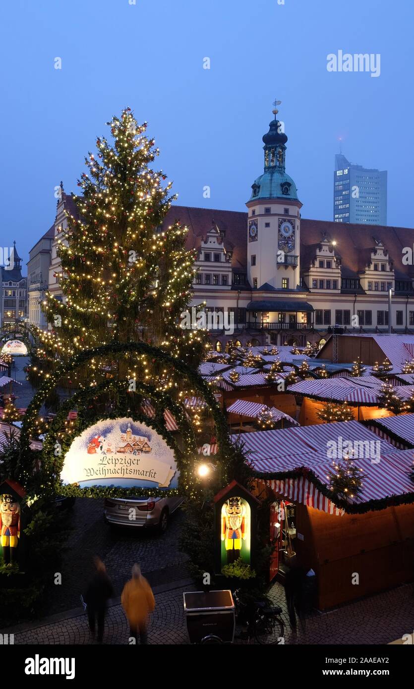 Il 07 gennaio 2016, in Sassonia, Lipsia: le lampade sull'albero di Natale e le bancarelle del mercato di Lipsia mercatino di Natale si accendono durante un funzionamento di prova. Il mercato è aperto dal 26.11. al 23.12.2019. Foto: Sebastian Willnow/dpa-Zentralbild/dpa Foto Stock