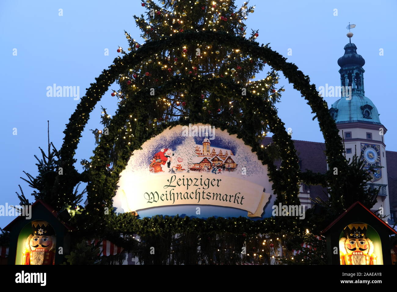 Il 07 gennaio 2016, in Sassonia, Lipsia: le lampade sull'albero di Natale e le insegne di Leipzig mercatino di Natale si accendono durante un funzionamento di prova. Il mercato è aperto dal 26.11. al 23.12.2019. Foto: Sebastian Willnow/dpa-Zentralbild/dpa Foto Stock