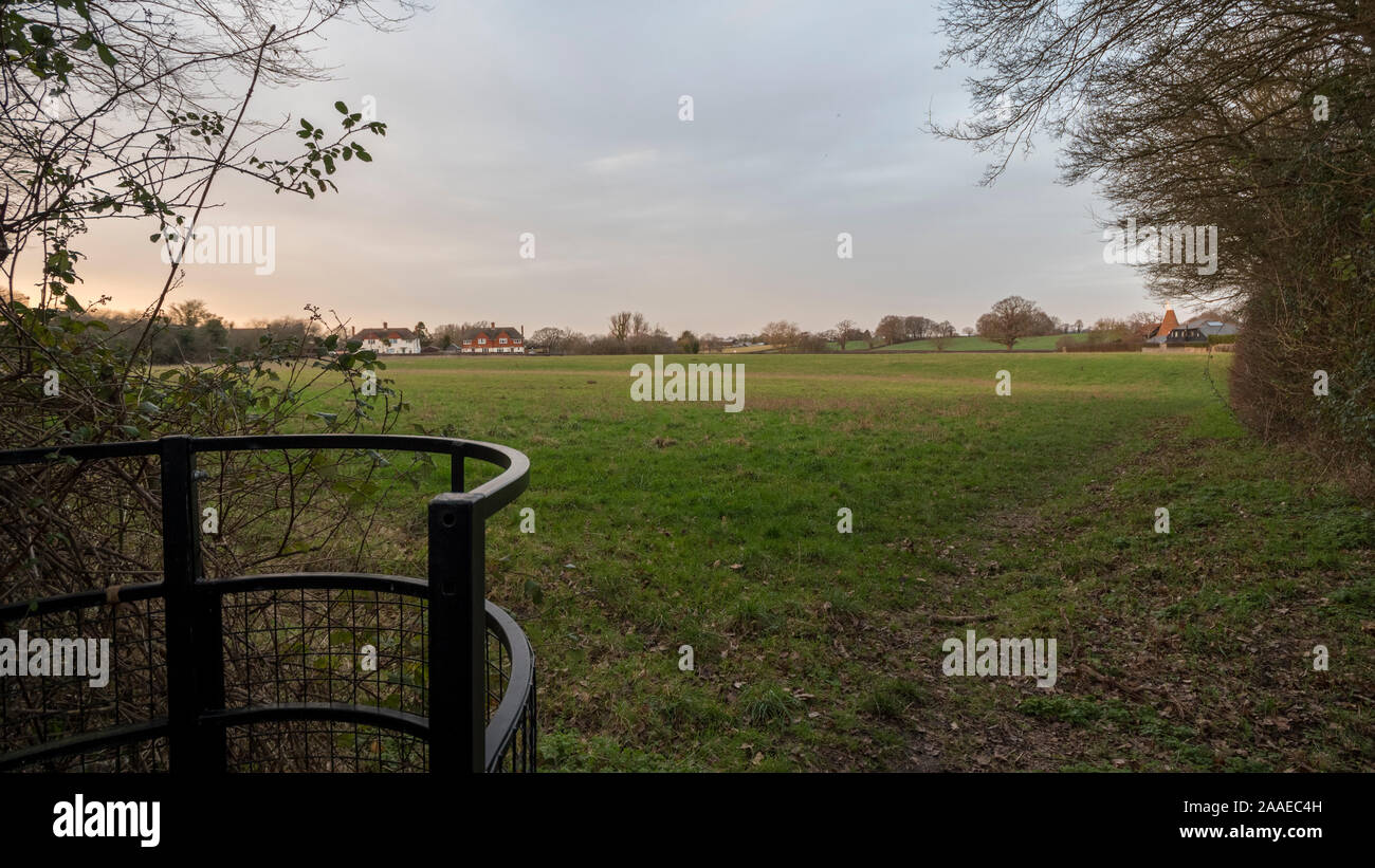 Sentiero pubblico e campo di pascolo nel villaggio di alta Halden nel Kent Foto Stock