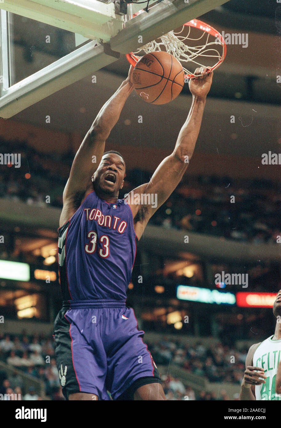 Toronto Raptors #33 Antonio Davis slam schiacciate la palla sul Boston Celtics nel gioco del basket azione al centro della flotta in Boston MA USA Jan19,2000 foto di bill belknap Foto Stock