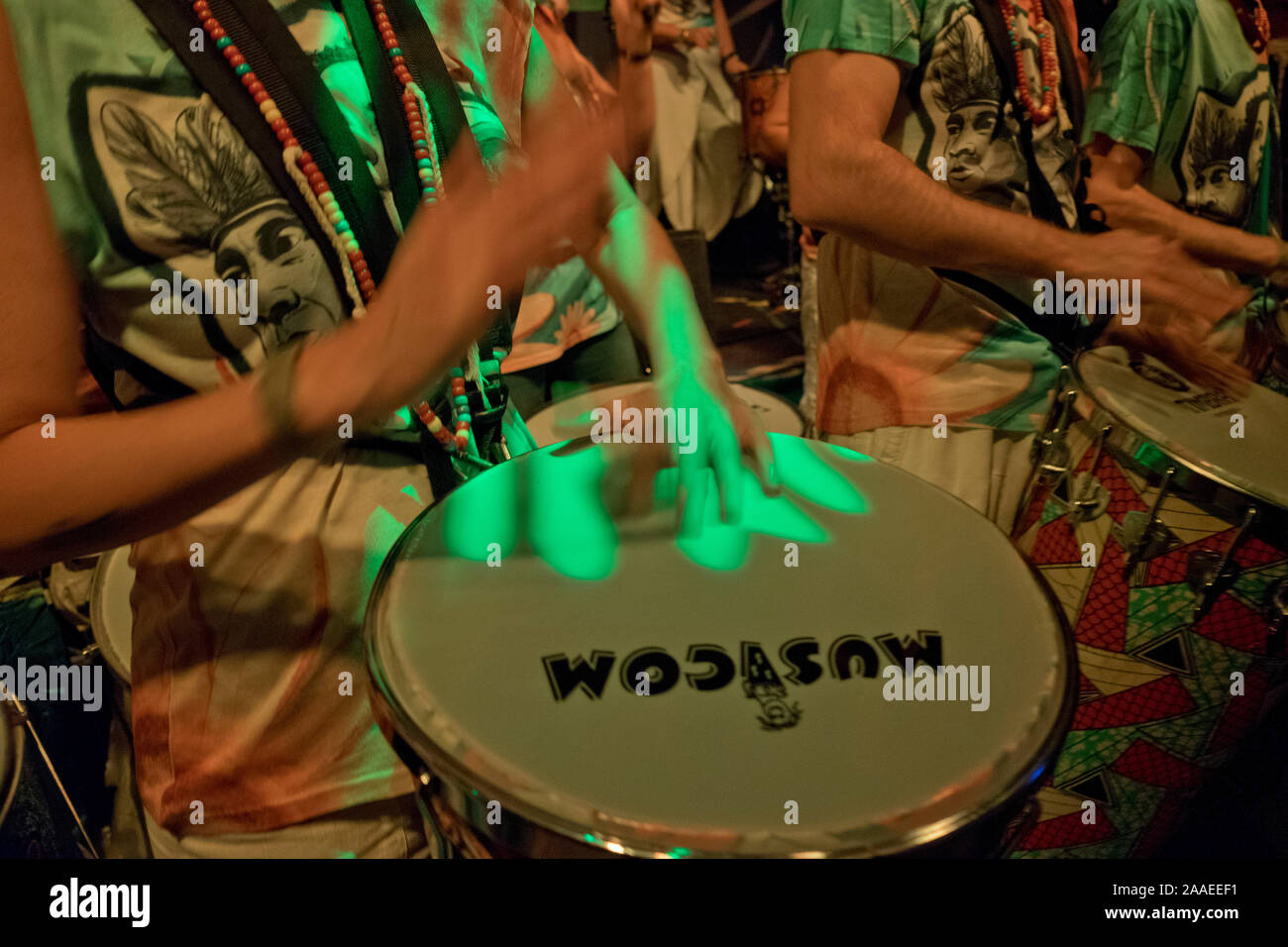 Tambores Livres percussion band in un spirito nativo festival per aumentare la consapevolezza circa la distruzione della foresta pluviale in Brasile. Londra,l'Inghilterra,UK Foto Stock