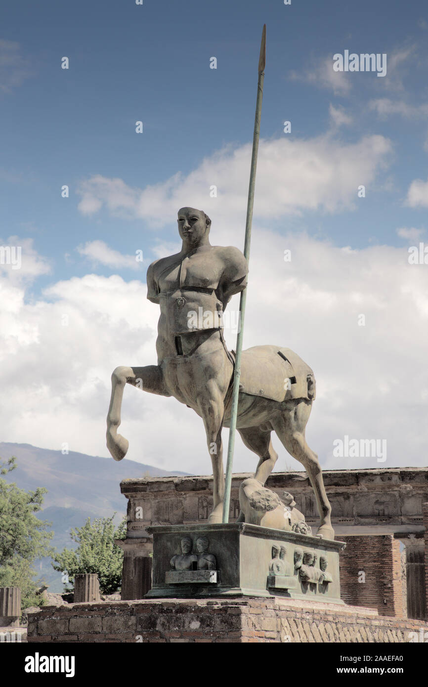 Statua di Centauro,mitica creatura metà uomo metà cavallo, in una città in rovina Pompei Foto