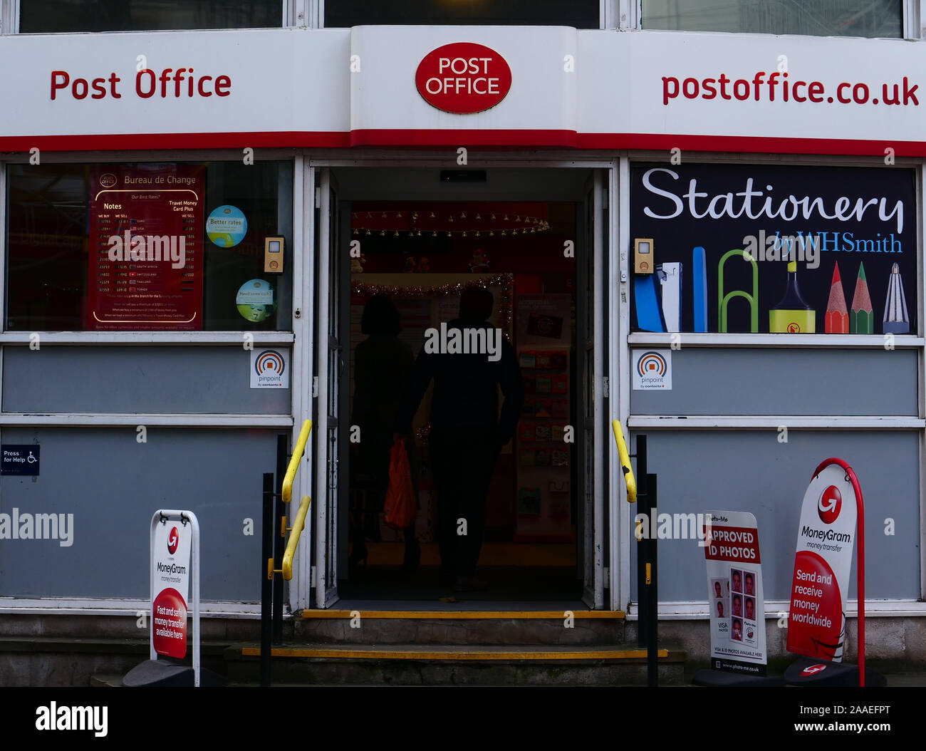 Frontale e vista esterna del post office visto a Londra, Regno Unito, verso la fine di novembre. Foto Stock