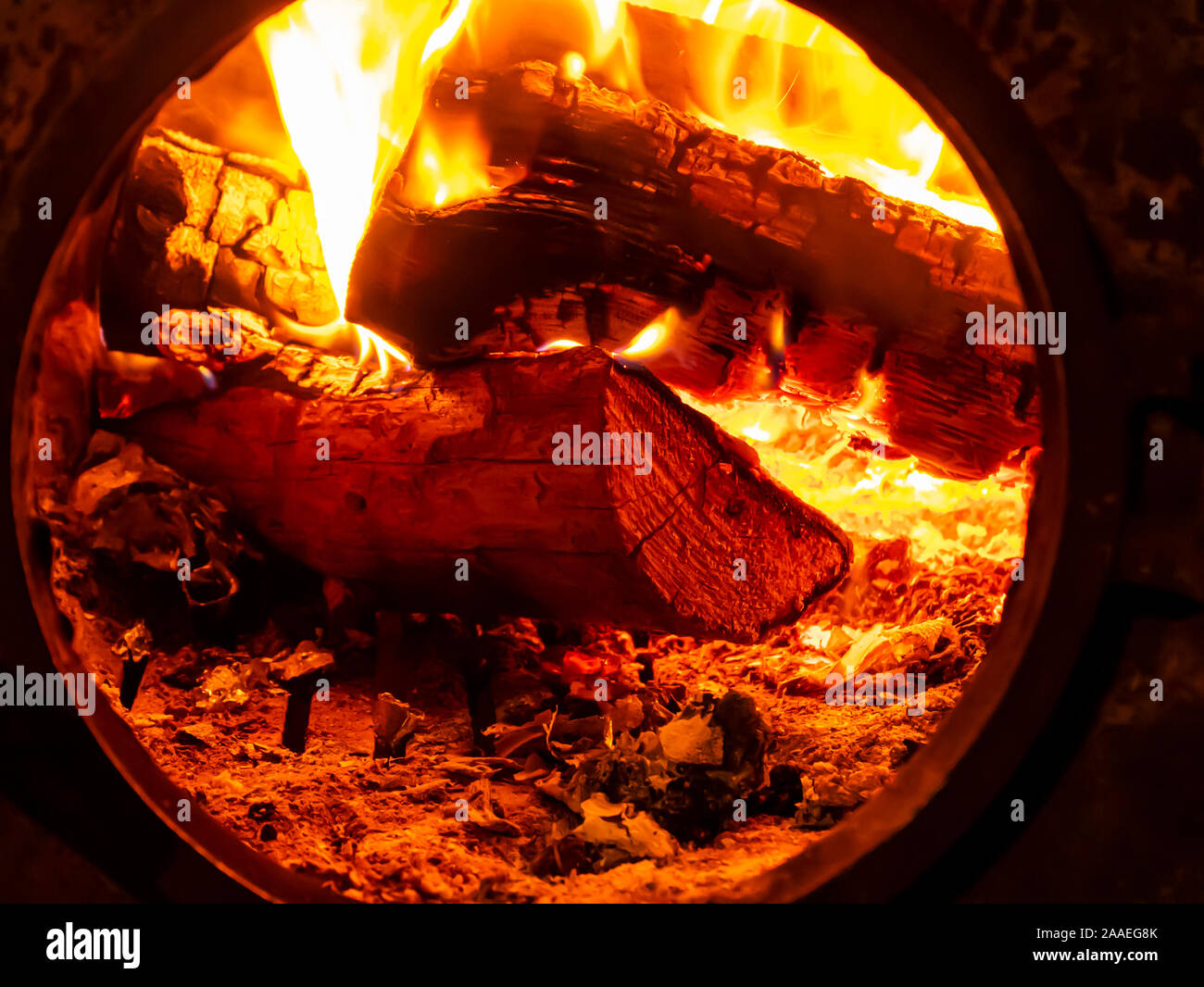 Vigili del fuoco di fiamma su legno in una camera di combustione. Immagine di sfondo. Foto Stock