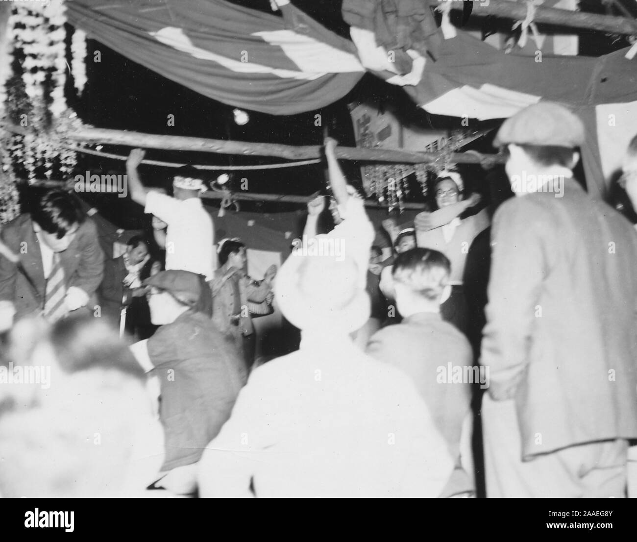 A basso angolo di visione degli spettatori, dal retro, guardando i festaioli ballare su una piattaforma mentre partecipando a un sindacato di protesta, Prefettura di Fukuoka, Giappone, 1950. () Foto Stock