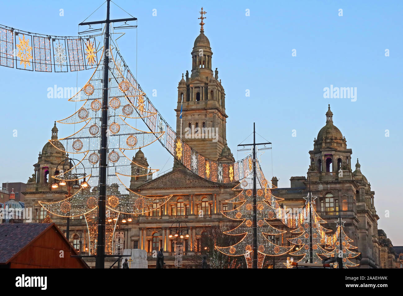 Le luci natalizie di Glasgow al crepuscolo, George Square, Glasgow, Scozia, Regno Unito, G2 1AL Foto Stock