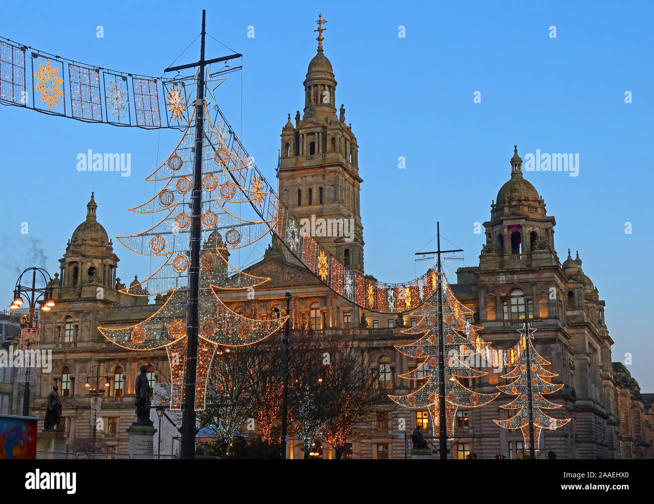 Le luci natalizie di Glasgow al crepuscolo, George Square, Glasgow, Scozia, Regno Unito, G2 1AL Foto Stock