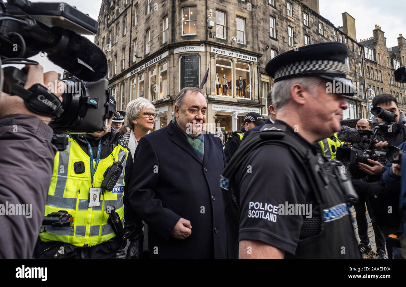Edimburgo, Scozia, Regno Unito - 21 novembre 2019 - l'ex primo ministro di Scozia, Alex Salmond, al di fuori della Alta Corte in Edinburgh Foto Stock