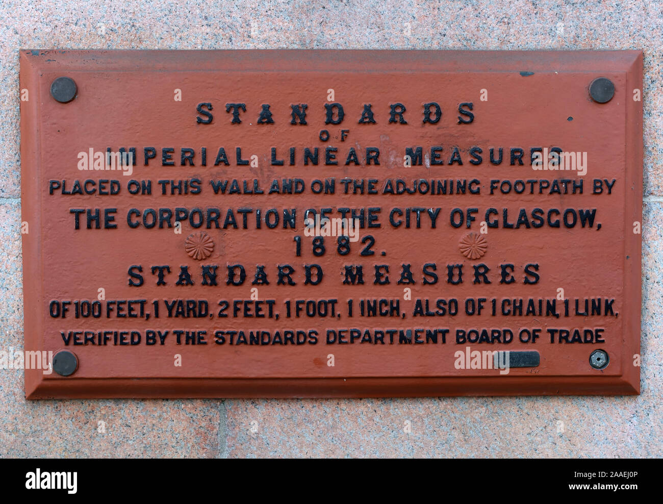 Standard di misure lineari imperiali, Corporation of the city of Glasgow, 1882,Plaque,George Square, Scotland, UK Foto Stock