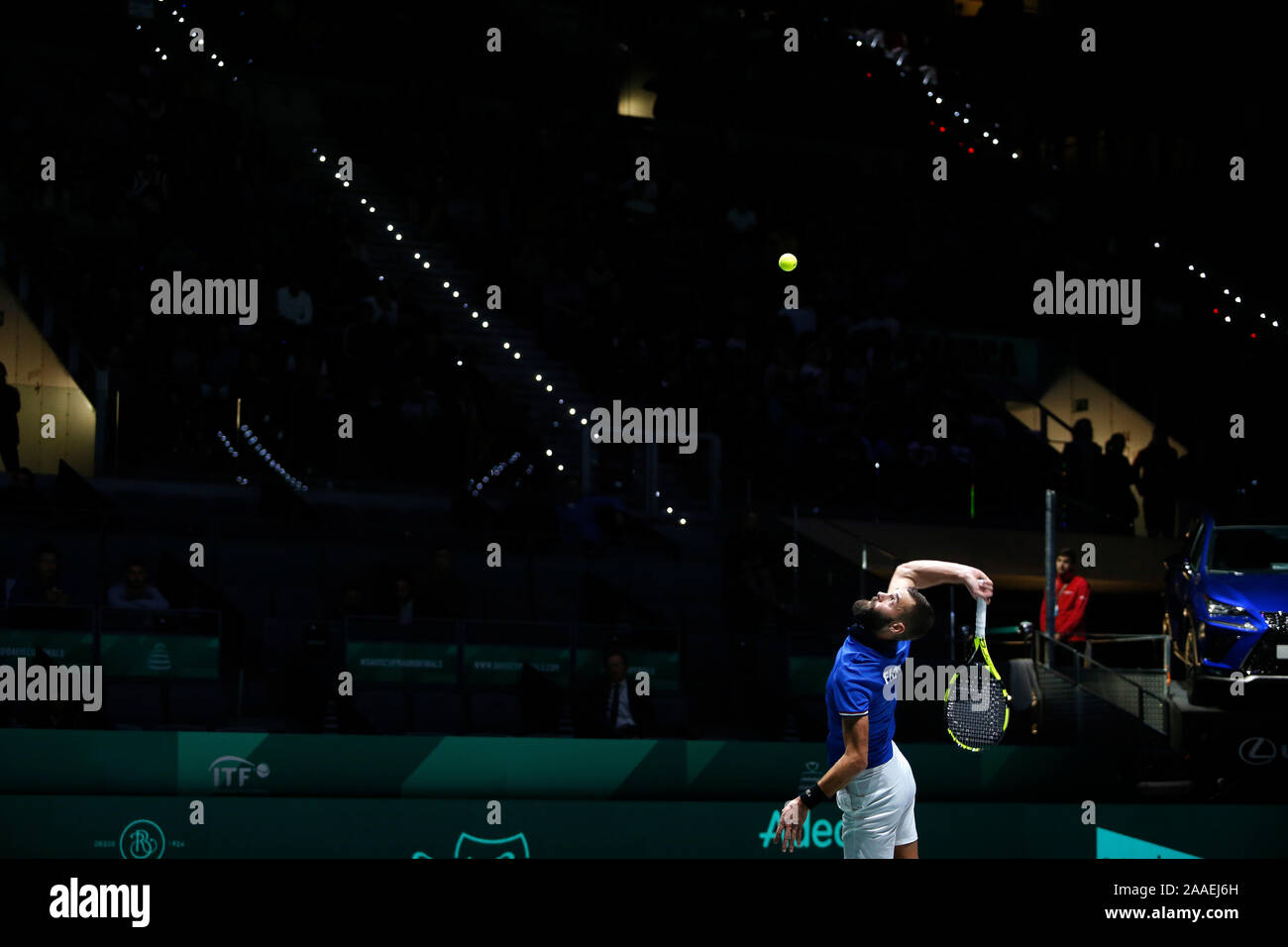 Benoit Paire della Francia in azione contro Novak Djokovic di Serbia durante il giorno 4 del 2019 Davis Cup presso la Caja Magica. Foto Stock