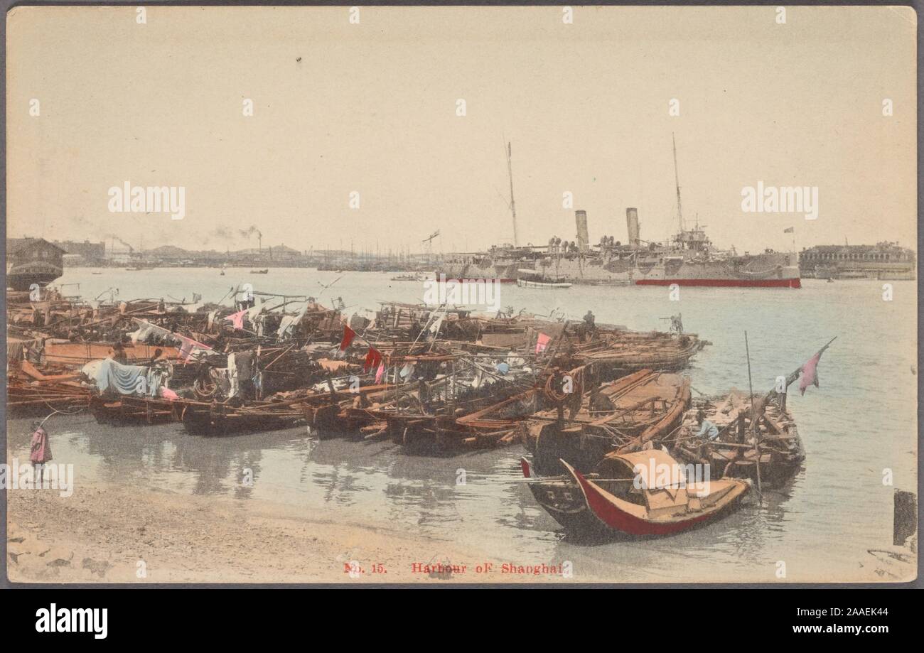 Cartolina illustrata del porto di Shanghai con il cinese sampan barche vicino alla riva e da una nave da guerra britannica in background, Shanghai, Cina, pubblicato da Kanamaru, 1905. Dalla Biblioteca Pubblica di New York. () Foto Stock